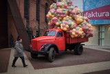 Ciężarówka z kolorowymi piłkami zapowiada nową wystawę w ms2