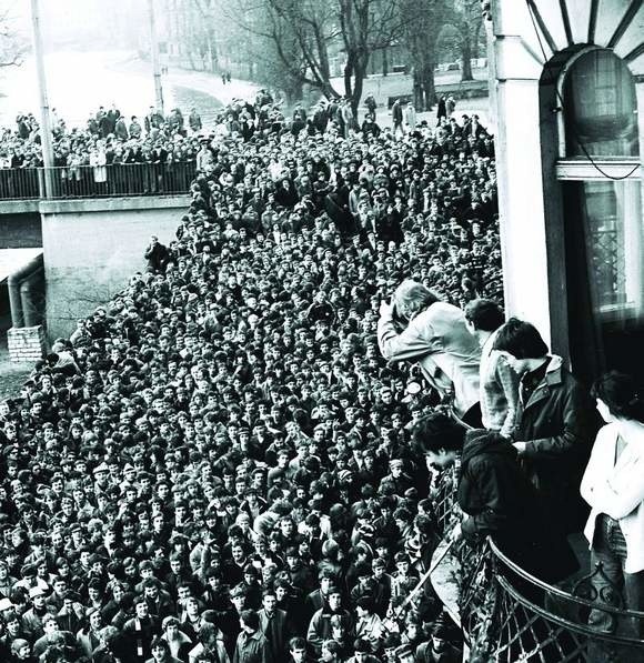 Tłumy ludzi na ul.Marchlewskiego, gdzie była siedziba bydgoskiej "S&#8221; - 20 marca 1981 r.