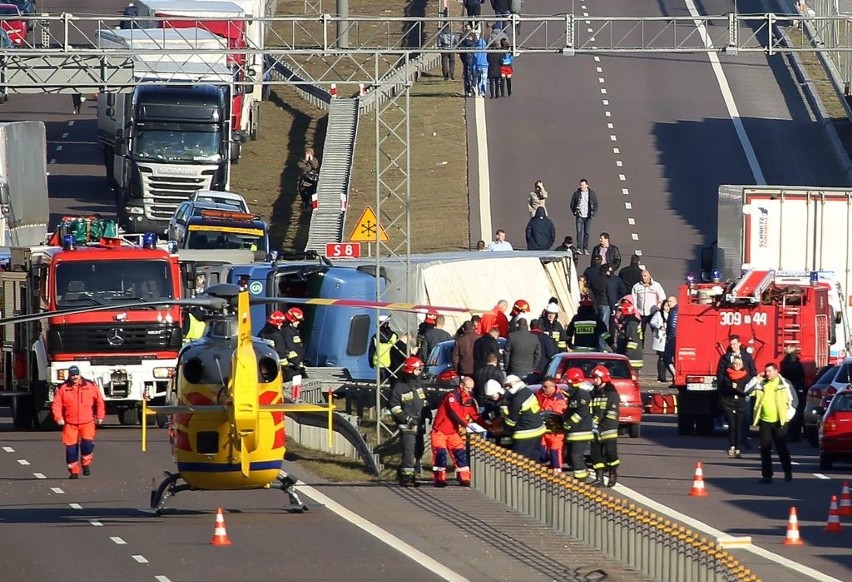 Złotoria. Wypadek na S8. Ciężarówka zablokowała drogę (zdjęcia)