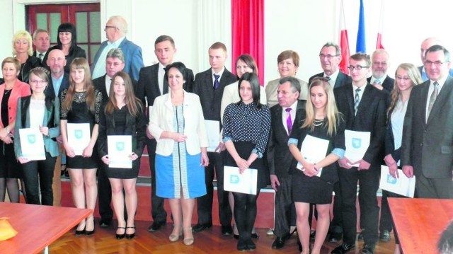 Stypendyści starosty na wspólnym zdjęciu z pracownikami jędrzejowskiego Starostwa Powiatowego, dyrektorami szkół oraz nauczycielami.