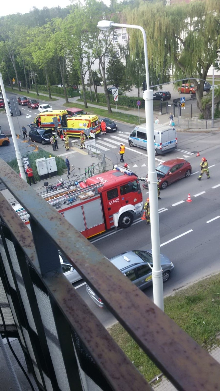 Zderzenie dwóch samochodów na ul. Wielkopolskiej w Gdyni. 7.06.2022. Były poważne utrudnienia w ruchu 