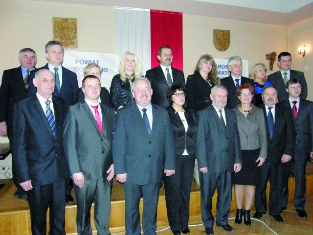 Ci radni tworzą obecnie Radę Powiatu. W lutym dołączyła do niej Teresa Tomczuk (czwarta z lewej w pierwszym rzędzie)