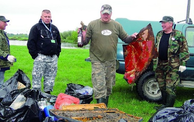 Butelki po napojach &#8222;z procentami&#8221; należały do najczęstszych znalezisk. W porównaniu z zeszłym rokiem, śmieci było mniej. Ale wciąż za dużo.