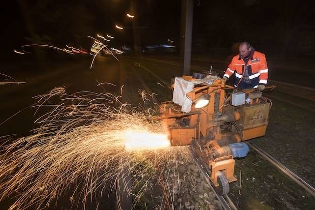 Swingi są szybkie, nowoczesne, klimatyzowane. Taki skład waży jednak o ok. 10 ton więcej niż stare tramwaje. Może pomoże szlifowanie szyn?