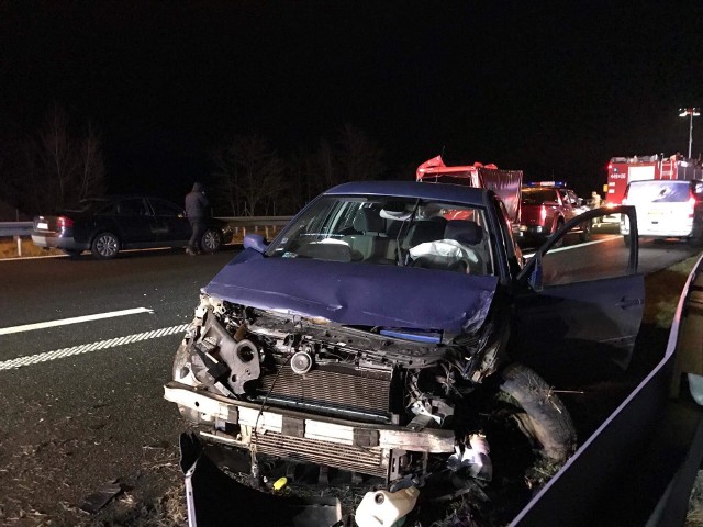 b  15 uszkodzonych samochodów i sześć kolizji - to podsumowanie nocnego karambolu na autostradzie A4 w okolicach Gogolina. Na szczęście nikomu nic poważnego się nie stało. Do kolizji zaczęło dochodzić w czwartek po godzinie 23.00 na pasie w kierunku Katowic. Policjanci z krapkowickiej drogówki doliczyli się łącznie 6 niezależnych zdarzeń, w których uczestniczyło aż 15 pojazdów z Polski, Anglii, Słowacji, Holandii i Niemiec. Wszyscy sprawcy kolizji doprowadzili do nich w wyniku niezachowania bezpiecznej odległości od poprzedzających pojazdów. Utrudnienia na A4 trwały do godziny 3.00 w nocy.