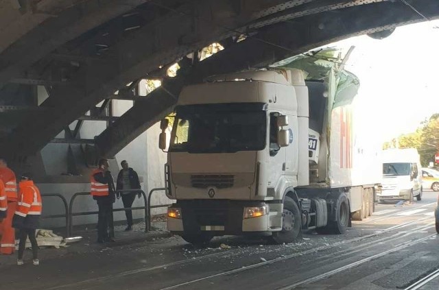 Ciężarówka utknęła pod wiaduktem przy ul. Hallera w Gdańsku 2.10.2018