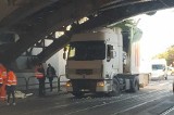Ciężarówka utknęła pod wiaduktem przy ul. Hallera w Gdańsku 2.10.2018. Zerwana trakcja tramwajowa! Są utrudnienia w ruchu [zdjęcia]