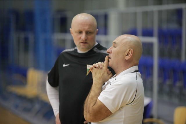 Trener Jan Żurek (z prawej) i jego asystent Piotr Mrozek zastanawiają się jak ograć Arkę.