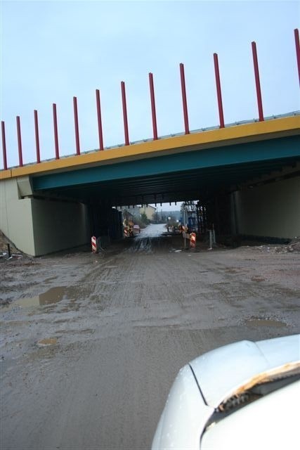 Tak wygląda droga pod budowanym wiaduktem na nowej obwodnicy Kielc w miejscowości Szewce.