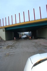 Pełno błota i dziur - tak wygląda droga pod budowanym wiaduktem na obwodnicy Kielc