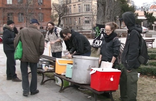 Akcja Jedzenie Zamiast Bomb będzie trwała w Bydgoszczy do końca kwietnia. Żywność jest rozdawana co niedzielę.