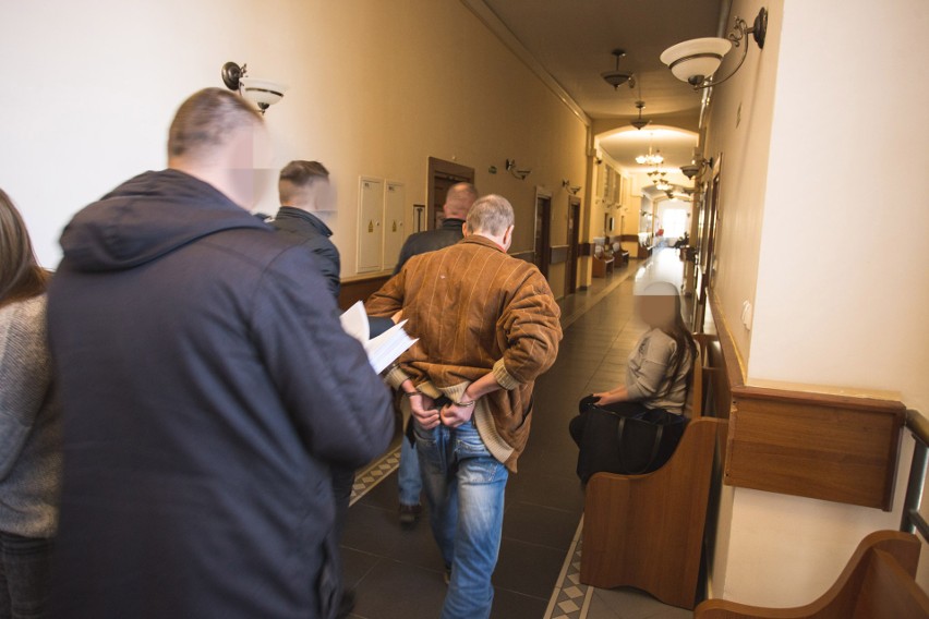Doprowadzenia podejrzanych do Sądu Rejonowego w Słupsku w...