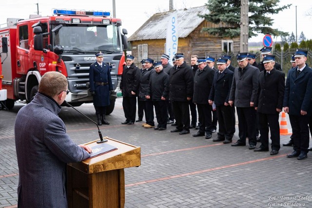 Przekazanie dwóch wozów strażackich dla jednostek OSP z gminy Śniadowo.