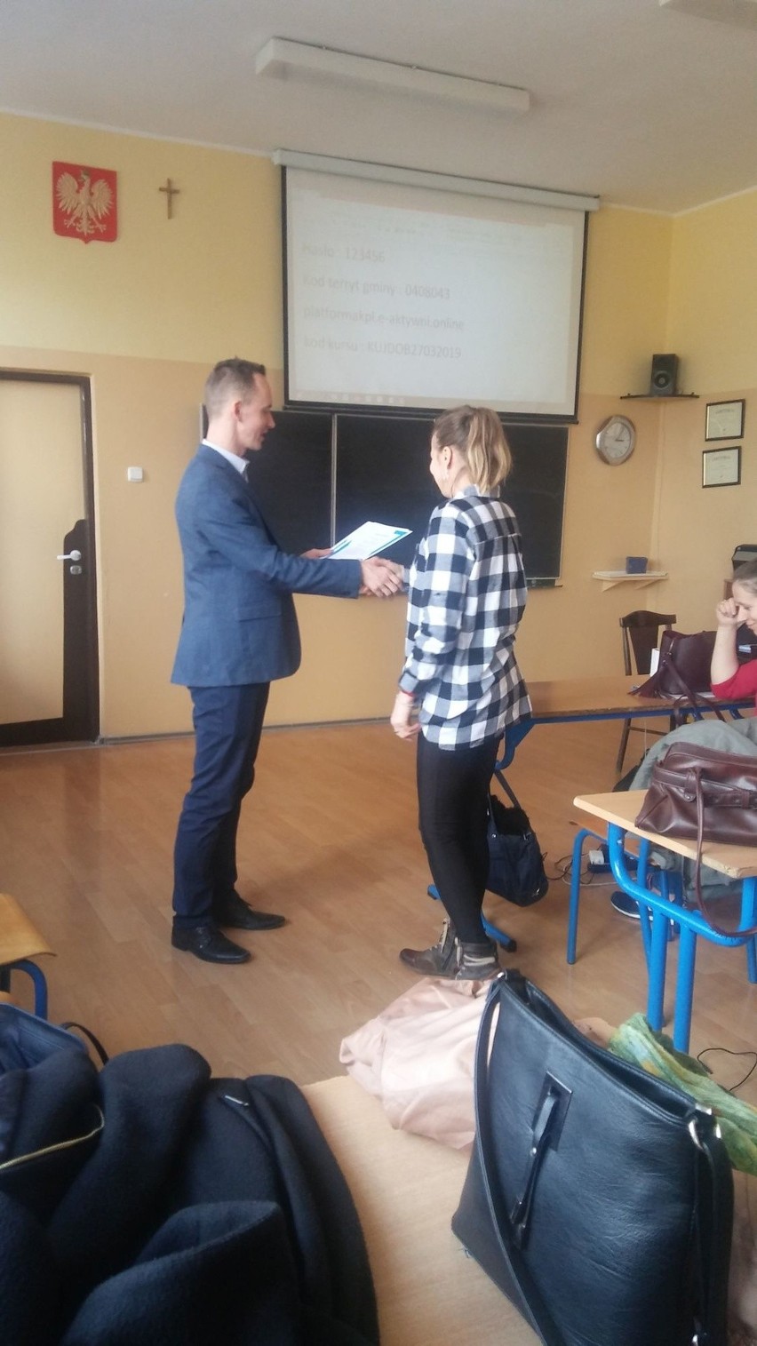Mieszkańcy Dobrzynia nad Wisłą szkolą się pod okiem fachowców. Uczestniczą w projekcie "E-aktywni"