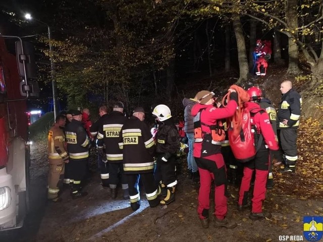 Służby ratownicze zostały postawione na nogi, aby w lesie pomiędzy Rumią a Gniewowem znaleźć rannego mężczyznę. Na skutek upadku doznał obrażeń nogi.