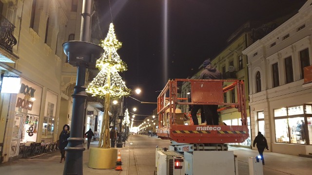 Świąteczne iluminacje i jarmark bożonarodzeniowy w Łodzi będą działy od niedzieli.