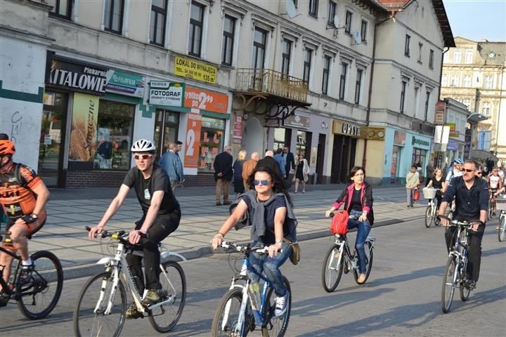 Masa Krytyczna w Częstochowie. Cykliści opanowali Aleje Najświętszej Maryi Panny [ZDJĘCIA]