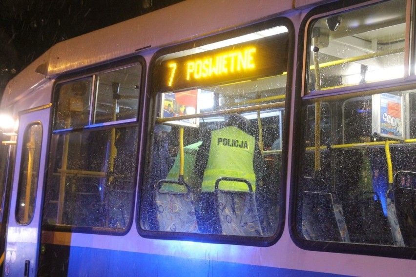 Wypadek na Żmigrodzkiej 30.11.2016. Tramwaj potrącił...