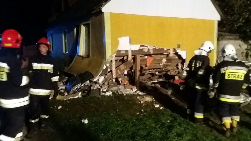 Nieskurzów. BMW wypadło z drogi i wbiło się w dom