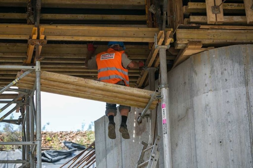 Kraków. Kolejarze instalują nowe tory, więc pociągi znów nie kursują