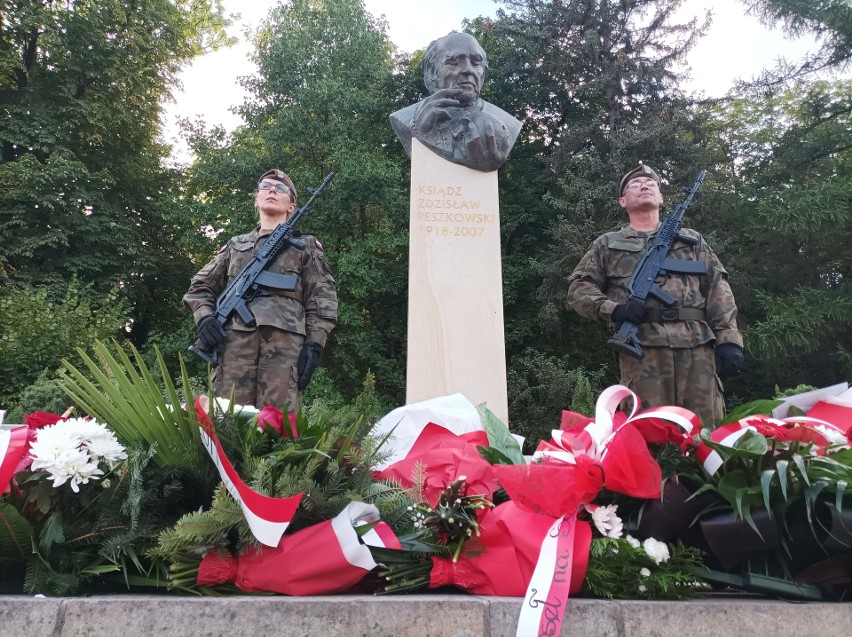 Wielki Polak i sanoczanin ma w Sanoku swój pomnik. Odsłonięcie popiersia ks. Zdzisława Peszkowskiego [ZDJĘCIA]