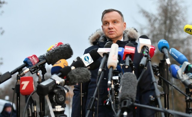 Prezydent Andrzej Duda przybył w czwartek do Przewodowa, gdzie rozmawiał z mieszkańcami i odpowiadał na pytania dziennikarzy.