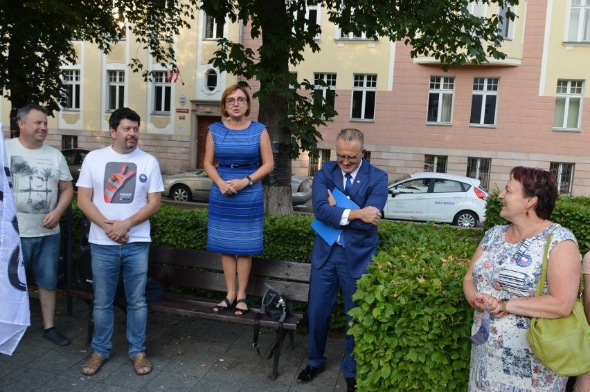 Demonstracja pod Sądem Okręgowym w Opolu.