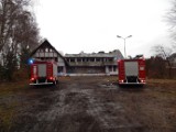 Pożar Zajazdu Bałtyckiego pod Ustką gasiło 30 strażaków. Dach zawalił się do środka (zdjęcia)