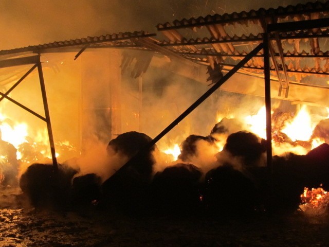 W miejscowości Pomianowo (pow. białogardzki) około godziny pierwszej w nocy doszło do pożaru budynku gospodarczego. Na miejsce wysłano siedem zastępów straży pożarnej. Na szczęście nikt nie ucierpiał.