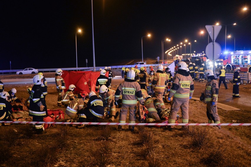 Wypadek ukraińskiego autokaru na autostradzie A4. Złamano obostrzenia o dopuszczalnej liczbie pasażerów?