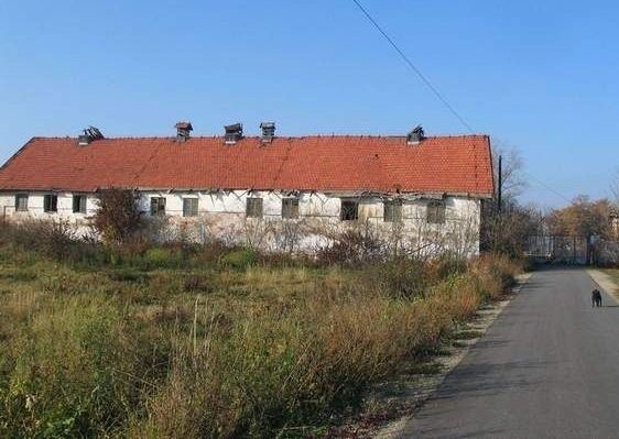 Budynek przed remontemW listopadzie 2013 roku ma skończyć się remont budynku w Zakrzowie. Powstanie tam osiem mieszkań tymczasowych dla osób potrzebujących pomocy.