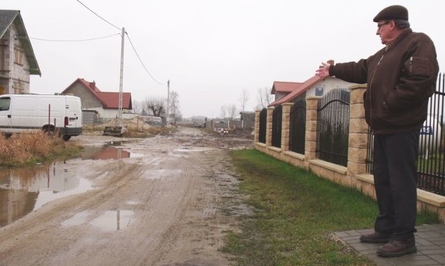 - Tą drogą nie da się jeździć - mówi pan Wiesław z Tobolic.