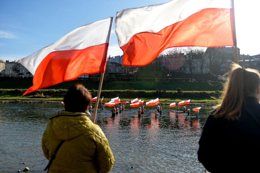 Przemyskie morsy z biało-czerwonymi flagami w Sanie w Przemyślu w 103. rocznicę odzyskania niepodległości przez Polskę [ZDJĘCIA]
