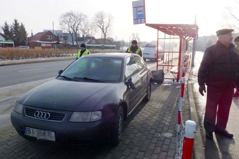 Wiejska/Kopernika: Wypadek. Audi wjechało w przystanek. Trzy osoby ranne (zdjęcia, wideo)