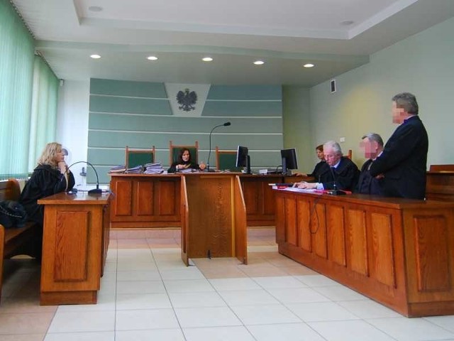 Wyjaśnieniom składanym przez oskarżonych przysłuchuje się prokurator Ewa Stępień (z lewej).
