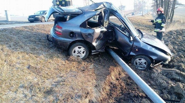 Wypadek w Jastrzębiu: 60-latek jechał za szybko i ściął słup
