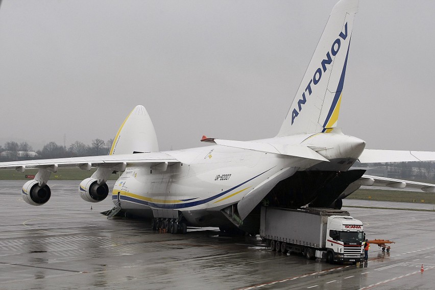 Samolot An-124 Rusłan w Łodzi. Załadunek śmigłowców