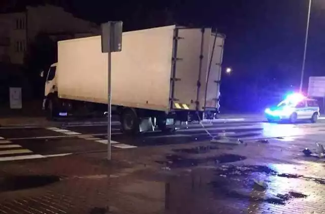 Na rondzie przy ul. Produkcyjnej, obok CH Auchan, zderzyły się samochód ciężarowy i osobowy. Kierujący tym pierwszym wypadł przez szybę na ulicę.Zdjęcia pochodzą z grupy Kolizyjne Podlasie na Facebooku. Znajdziesz tam więcej aktualnych fotografii z wypadków w regionie.