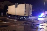 Wypadek przy Auchan Produkcyjna w Białymstoku. Kierowca ciężarówki wypadł przez szybę (zdjęcia)