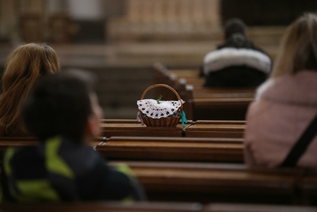 Wierni powinni szczególnie przestrzegać świąt nakazanych, wtedy obecność na mszy jest obowiązkowa.