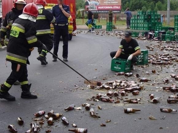 W 2012 r. na rondzie w Gorzowie na ulicę wysypały się butelki z piwem. Do sprzątania... ruszyli strażacy. A nie powinni.