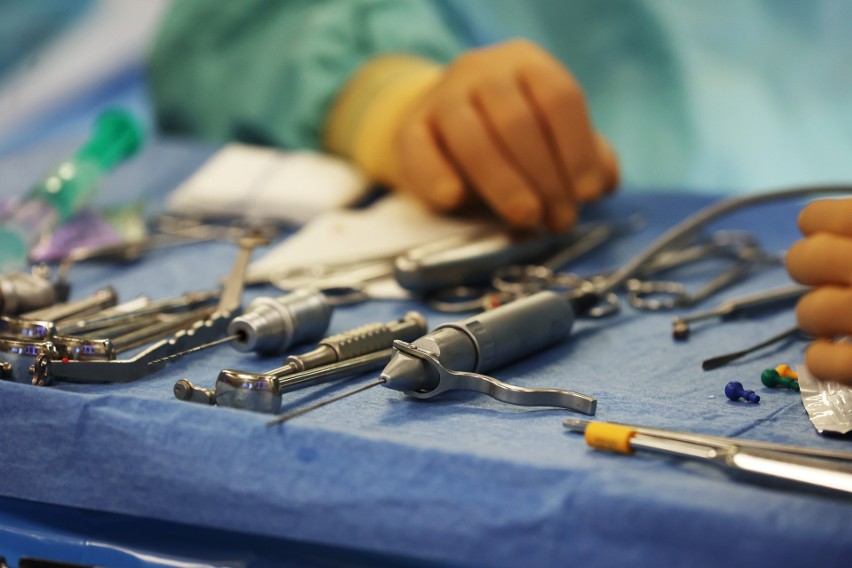 Rzadki i precyzyjny zabieg wszczepienia protezy śródręczno-nadgarstkowej w szpitalu w Rudnej Małej [ZDJĘCIA]