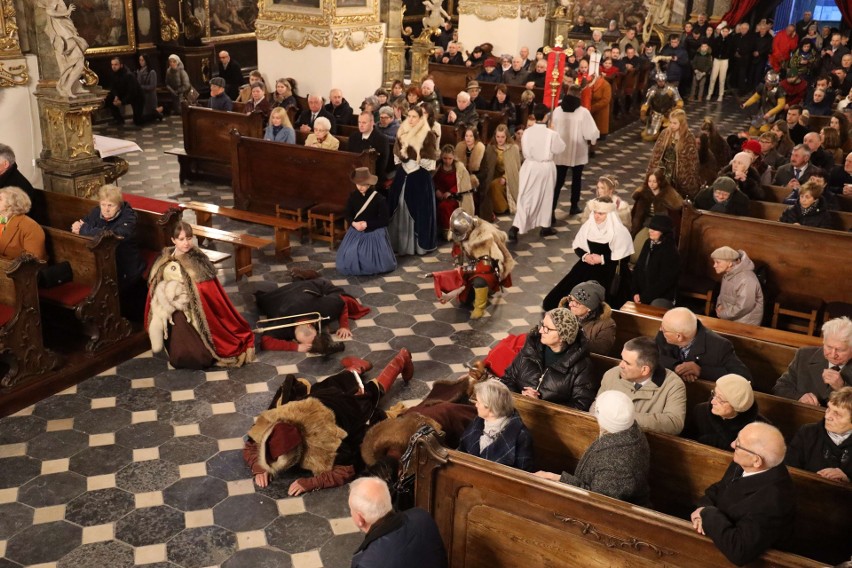 Alleluja, Chrystus Zmartwychwstał! Poranna rezurekcja w sandomierskiej katedrze. Zobacz zdjęcia