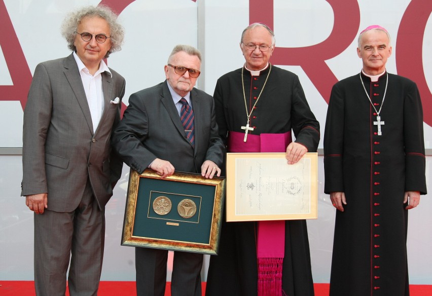 2013. Prof. Stanisław Rodziński  otrzymał medal z rąk...