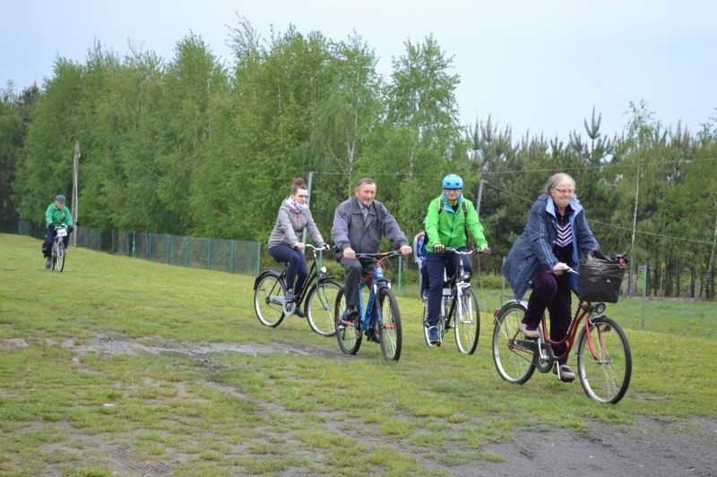 Ponad 50-osobowa grupa cyklistów ruszyła w trasę po gminie Topólka w poszukiwaniu kwiatu konwalii