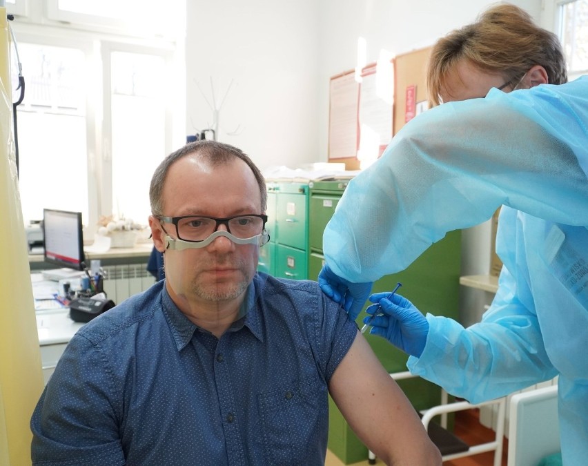 Ruszyły szczepienia przeciw COVID-19 w Uzdrowisku Busko-Zdrój. Już zaszczepiono 75 osób z personelu