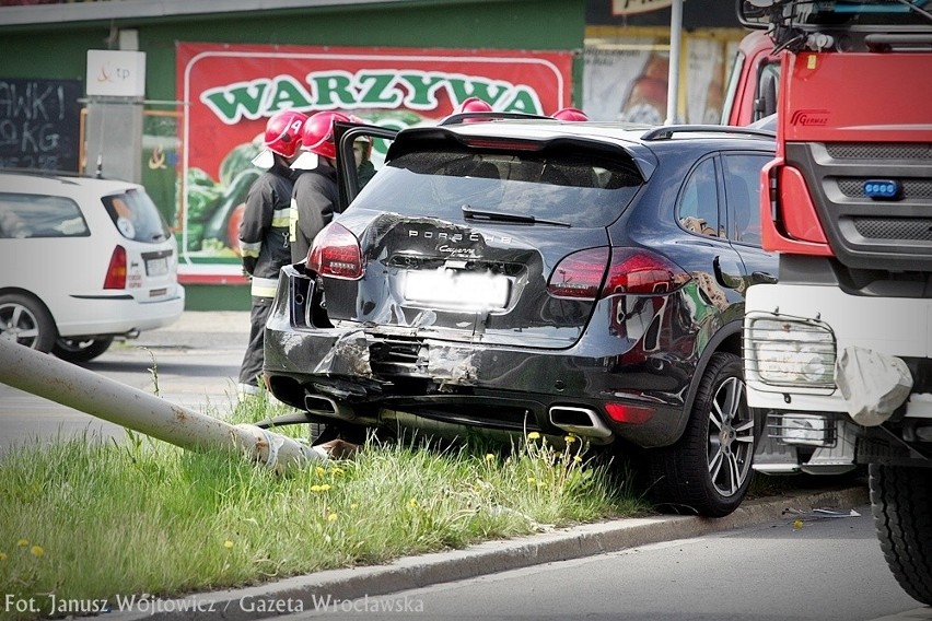 Wrocław: Wypadek Porsche na rondzie Żołnierzy Wyklętych (ZDJĘCIA)