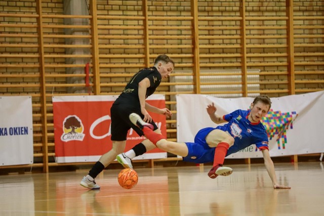 Futsaliści Bonito Heliosa Białystok (ciemniejsze stroje) odnieśli w starciu z KS Piła niezwykle cenne zwycięstwo