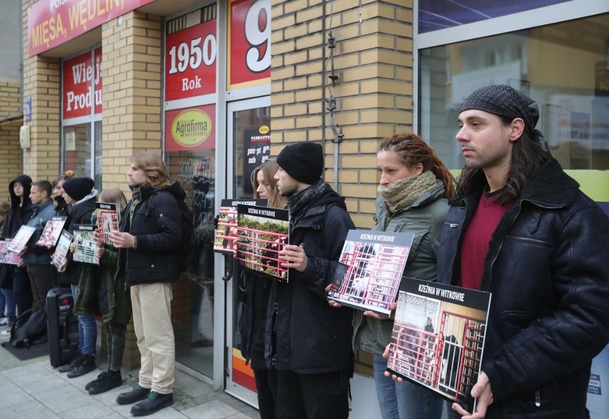 BASTA protestuje przed sklepem mięsnym Agrofirmy Witkowo