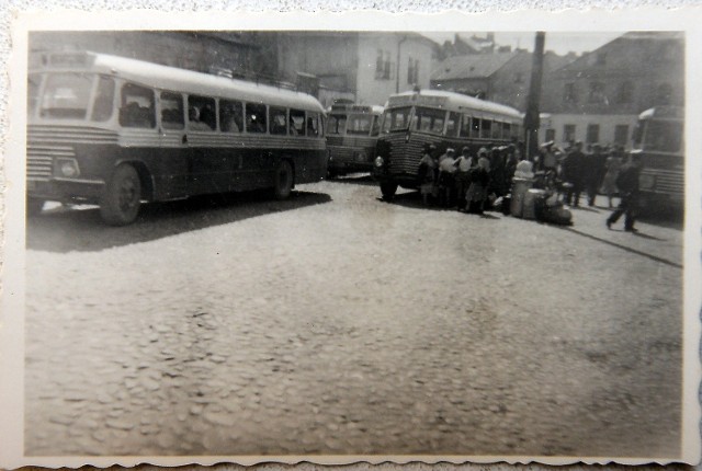 Zdjęcie dworca PKS przy dzisiejszej ul. Bajkowskiego Ryszard Styczyński wykonał około 1950 roku